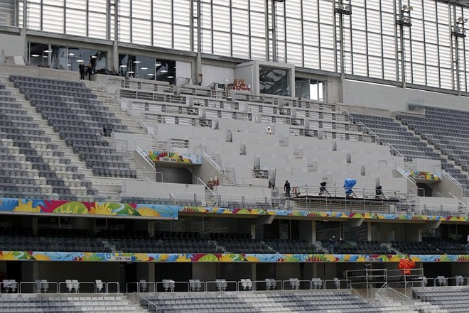 Funcionários ainda trabalham na instalação da tribuna de imprensa |