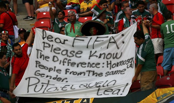 Torcedores mexicanos exibem faixa sobre a polêmica do suposto grito homofóbico contra o goleiro de Camarões |
