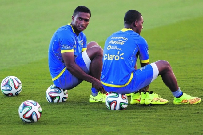 Antonio Valencia (Equador): Oficialmente, o jogador mais veloz do futebol mundial (recorde de 35,1 km/h). Joga desde 2009 no Manchester United, pelo qual já fez 145 partidas e marcou 21 gols. O meia gosta de arrancar pelo lado direito. Aos 28 anos, tem valor de mercado de 14,08 mi de euros (R$ 42,38 mi) |