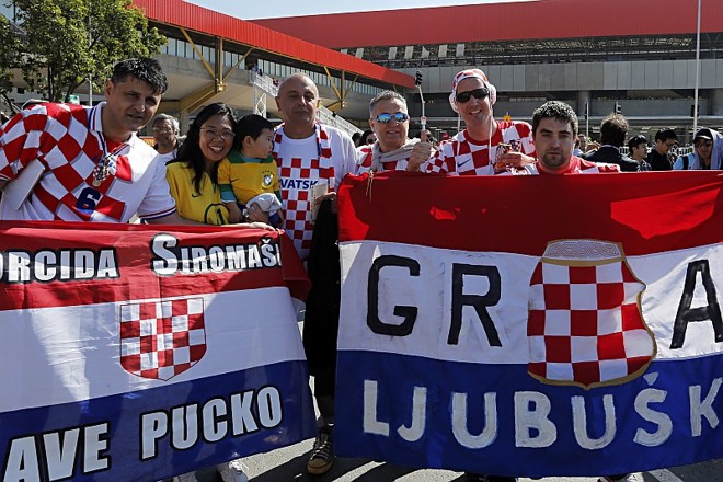 Croatas e brasileiros se misturam pacificamente no acesso do Itaquerão |