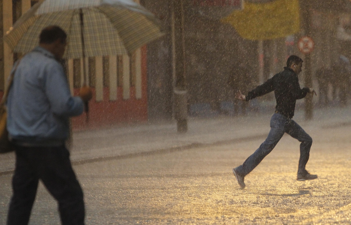 No Centro da cidade, a chuva foi forte no início da manhã | Jonathan Campos/Agência de Notícias Gazeta do Povo