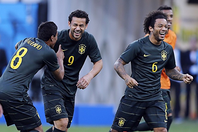 Paulinho, Fred e Marcelo esbanjam bom humor no treino da seleção brasileira | 