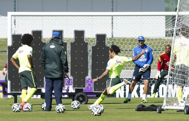 Marcelo treina cobrança de falta no último treino antes do amistoso com a Sérvia | 