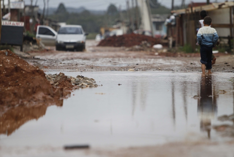 Rua da Caximba, em Curitiba, com água empoçada após as chuvas: em vez de os políticos se unirem pelo bem dos paranaenses afetados pelo temporal, eles brigaram entre si | Jonathan Campos/Gazeta do Povo