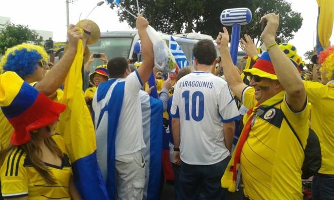 Gregos e colombianos se misturaram na festa antes do jogo | 