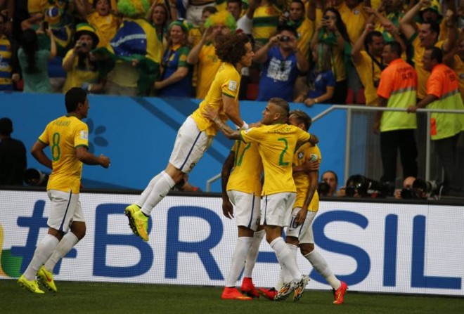 Jogadores brasileiros comemoram o gol de Neymar contra Camarões |