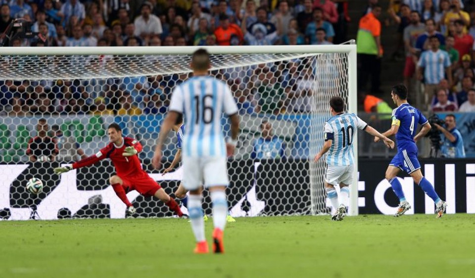 O camisa 10 da Argentina, ao se livrar dos zagueiros e chutou no canto esquerdo e marcou um golaço | Reuters
