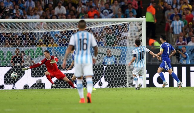 O camisa 10 da Argentina, ao se livrar dos zagueiros e chutou no canto esquerdo e marcou um golaço | 