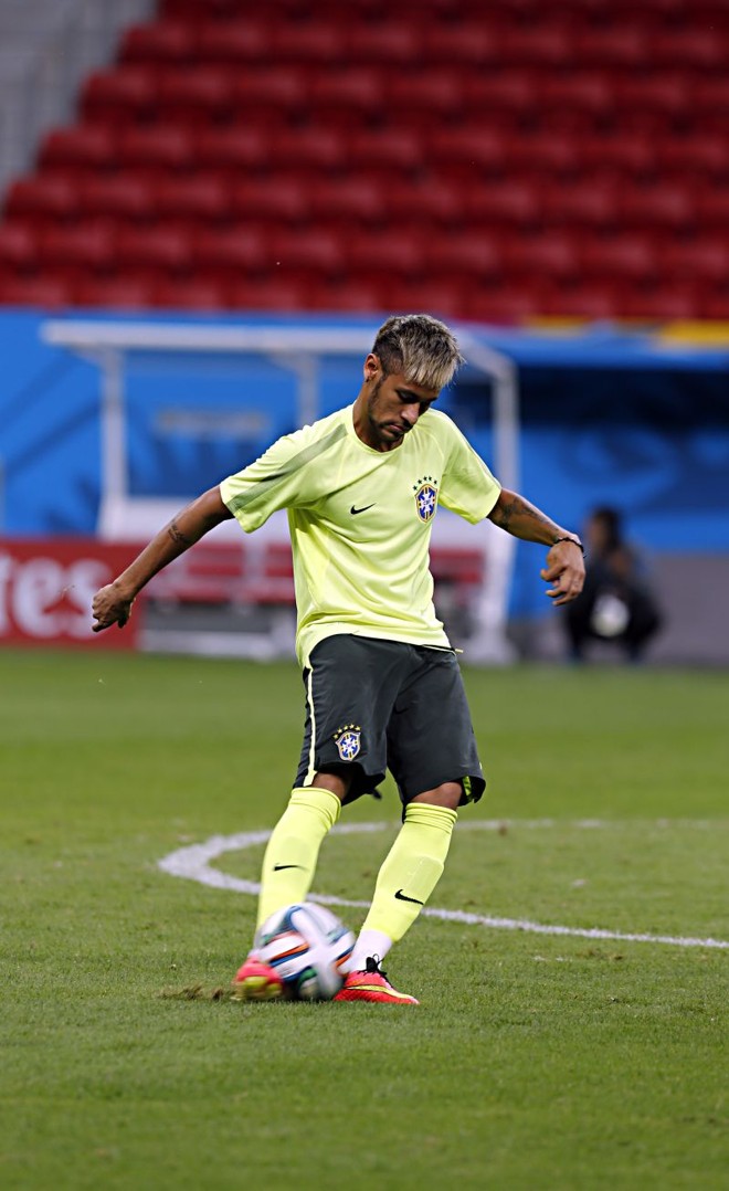 Neymar no último treino antes do jogo com Camarões |