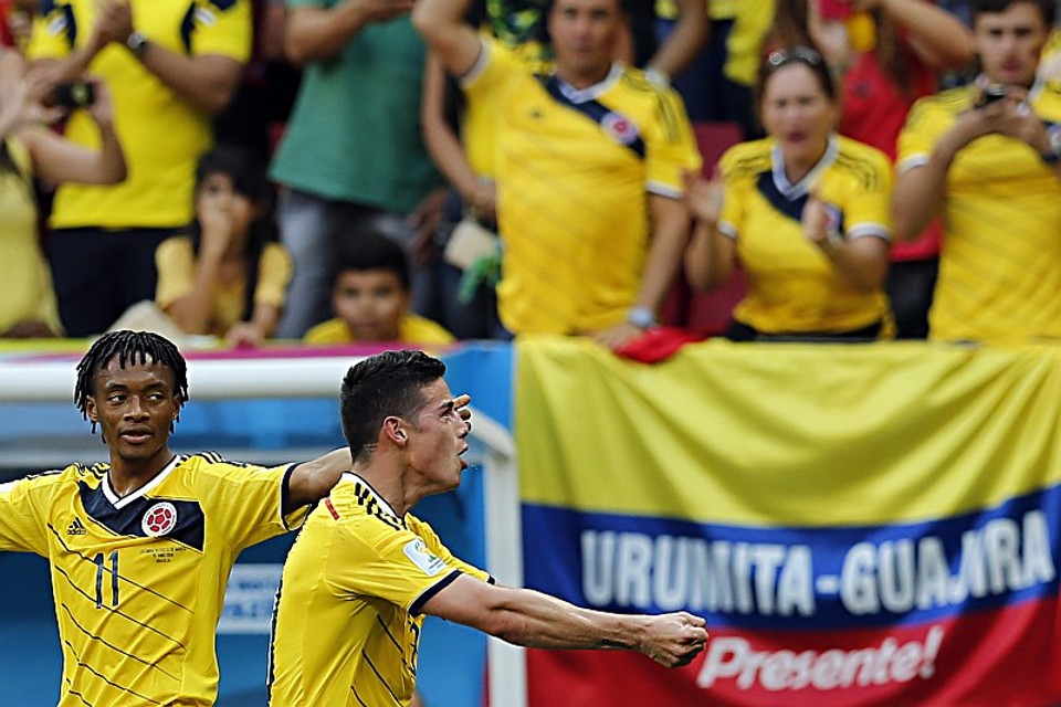 James Rodríguez comemora com Cuadrado o gol de cabeça feito contra a Costa do Marfim | Albari Rosa / Gazeta do Povo