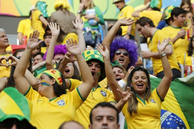 Torcida brasileira festeja antes de Brasil x Camarões |