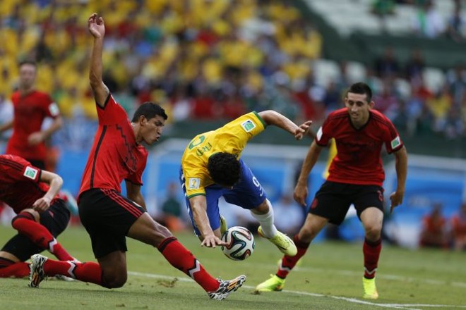 Fred tenta jogada sobre Rodríguez |