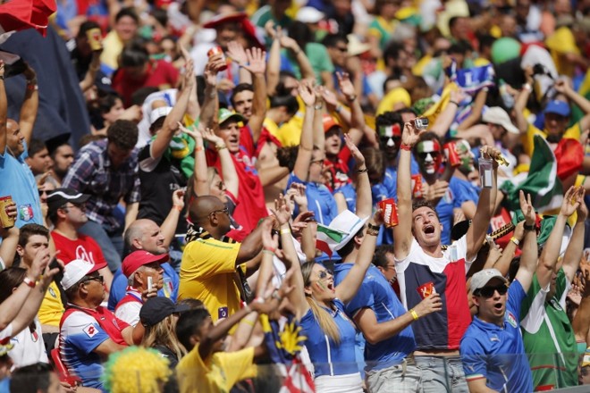 Fãs torcem durante partida entre Itália e Costa Rica, que lutam pela liderança do Grupo D | 