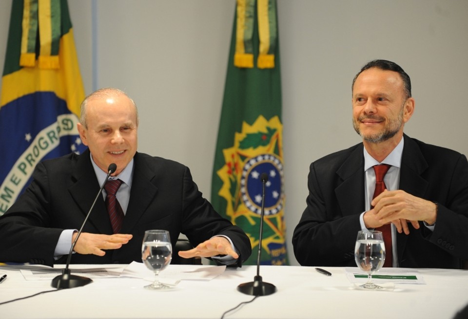 O ministro da Fazenda, Guido Mantega, e o presidente do BNDES, Luciano Coutinho: bolsa empresa deu pouco resultado | Renato Araújo/ABr
