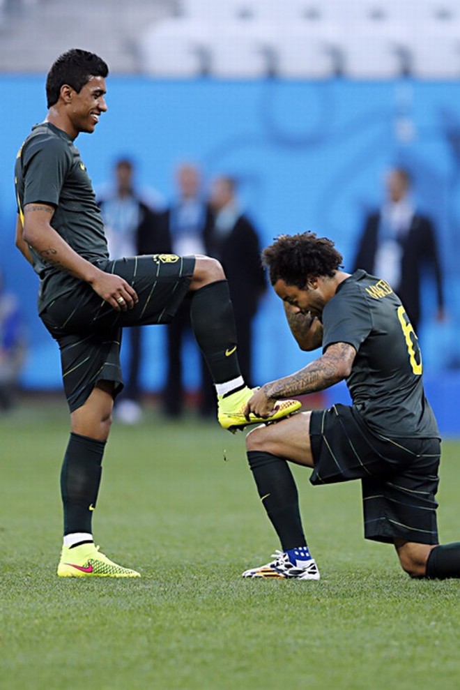 Marcelo brinca com Paulinho no treino da seleção | 