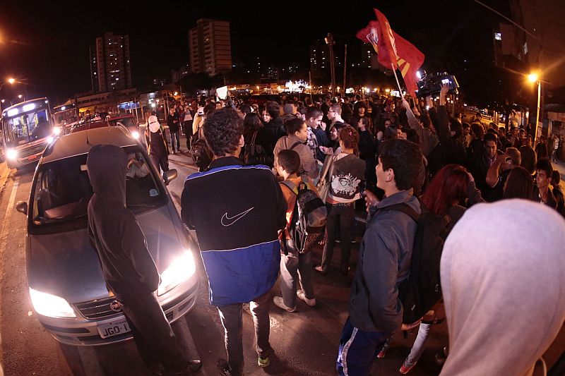 Protesto contra o reajuste de ônibus reuniu cerca de 50 pessoas em Maringá | Ivan Amorin / Agência de Notícias Gazeta do Povo