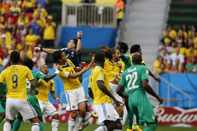 Disputa de bola na partida entre Colômbia e Costa do Marfim |