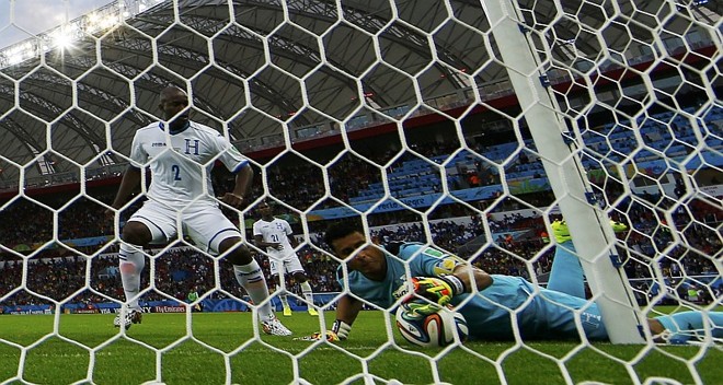 O segundo gol do jogo, creditado como contra do goleiro Valladares foi o primeiro uso efetivo da tecnologia de linha de gol | 