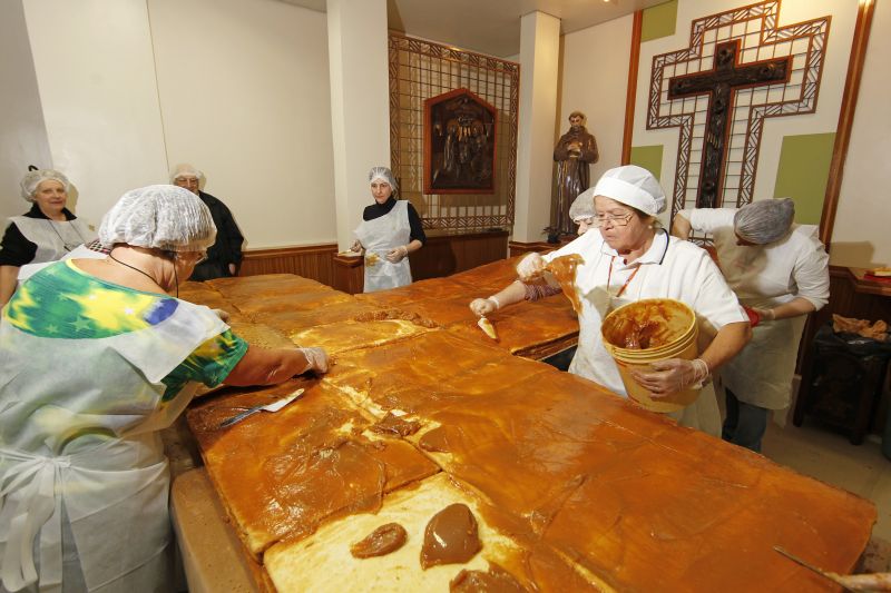 Voluntários do Santuário Nossa Senhora do Carmo preparam 150 bolos de Santo Antônio para quarta-feira (11) | Antonio More/Agência de Notícias Gazeta do Povo
