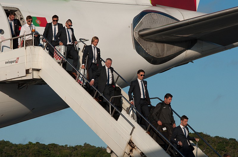 Seleção da Croácia desceu no Aeroporto de Salvador direto para o ônibus que a levou à Praia do Forte, onde se concentra | Alessandra Lori / Ascom Secopa Bahia