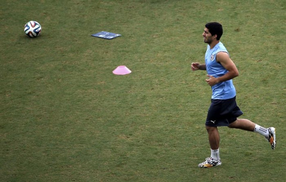 Luiz Suàrez treina com o Uruguai para partida decisiva contra Itália | Reuters