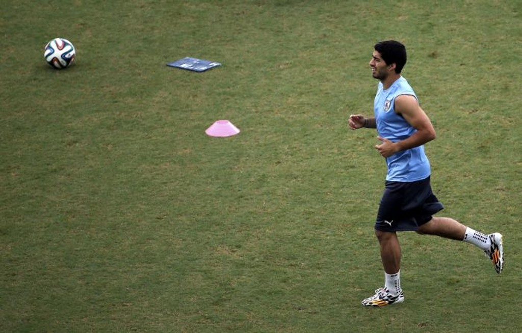 Luiz Suàrez treina com o Uruguai para partida decisiva contra Itália
