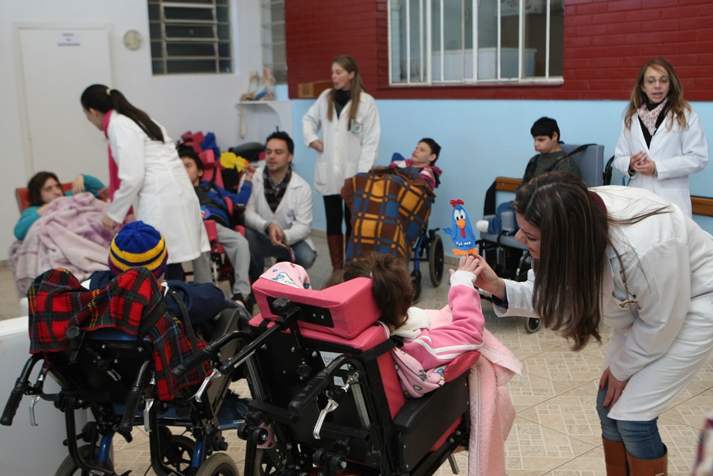 A turma de Psicologia adaptou os planos para trabalhar melhor com as crianças do Pequeno Cotolengo. | Aniele Nascimento / Gazeta do Povo
