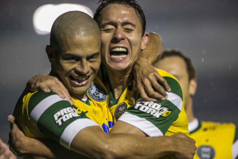 Alex (à esq.) abraça Keirrison: com um gol cada, dupla abriu caminho para a vitória sobre o Goiás |