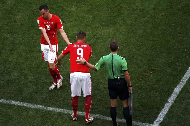 Seferovic entra em campo no lugar de Drmic. Troca de centroavantes foi fundamental na virada da Suíça | 