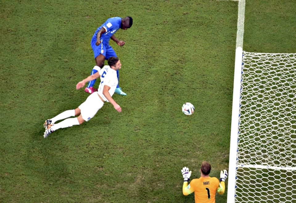 Balotelli cabeceia a bola para vencer o goleiro Hart, da Inglaterra | Francois Marit/Reuters