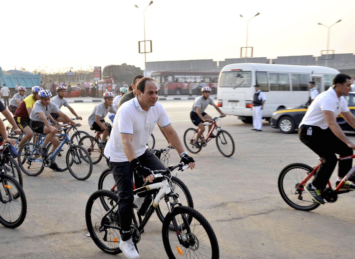 Abdel Fattah al-Sisi saiu pelas ruas de bicicleta para dar exemplo à população | Egito / Presidência