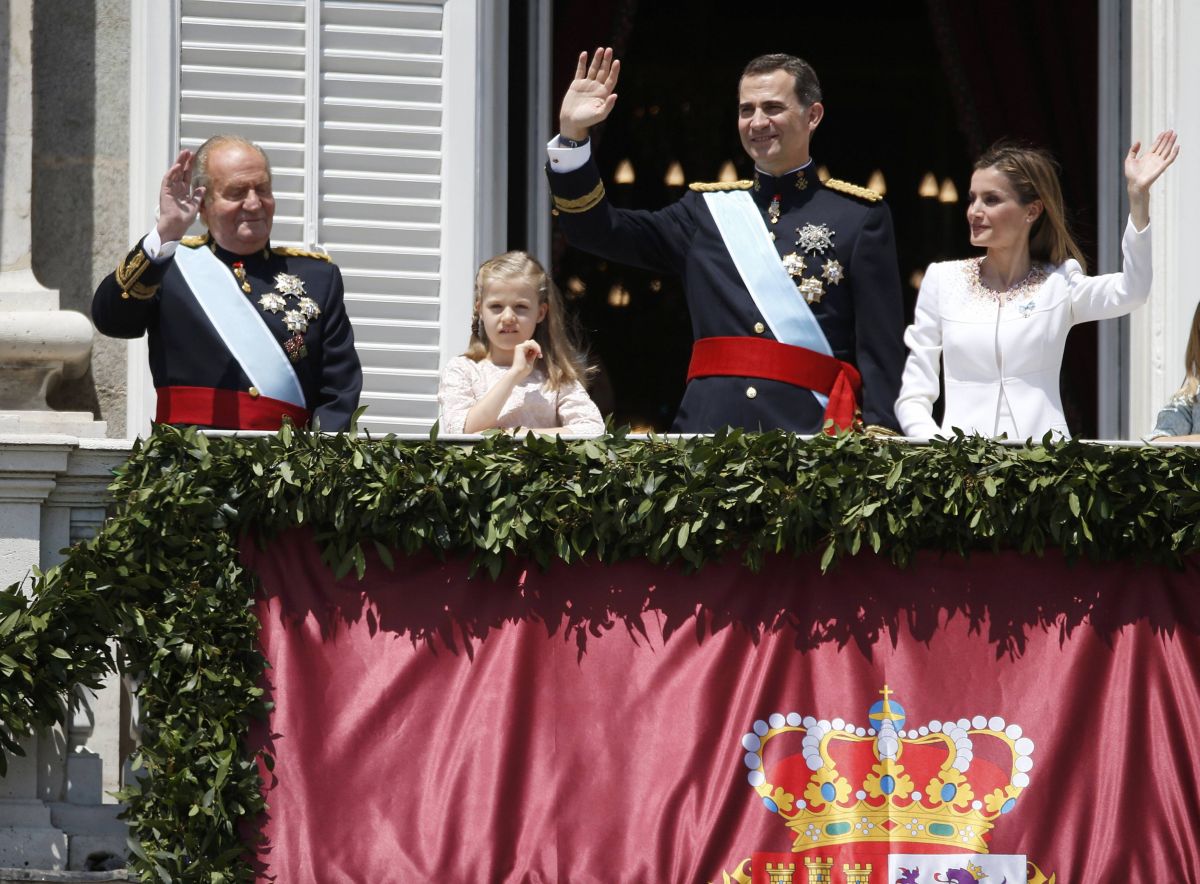 Felipe, a esposa Letizia e o rei Juan Carlos fizeram uma saudação pública na varanda do Palácio Real | Reuters / Andrea Comas
