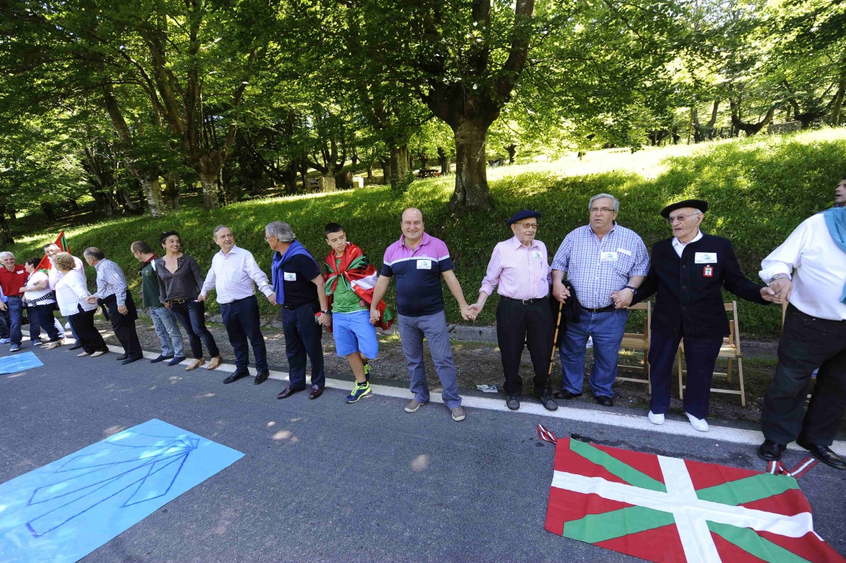 Bascos deram as mãos em um pedido pela independência da região | Reuters/Vincent West