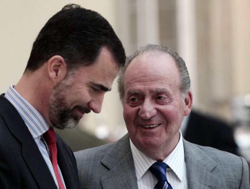 O rei que sai, Juan Carlos (direita), e o que entra, Felipe | REUTERS/Susana Vera
