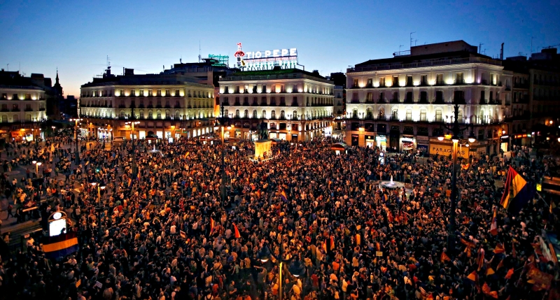 Praça Puerta del Sol que foi principal local de protestos durante a crise reuniu ontem milhares de manifestantes que pediam fim da monarquia | Juan Medina/Reuters