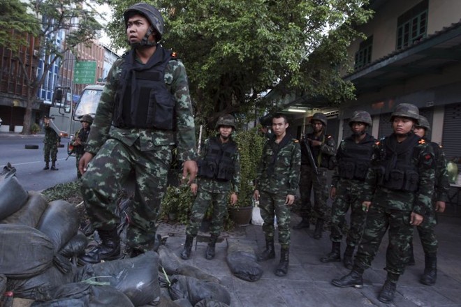 Exército nas ruas da Tailândia após o golpe de Estado | REUTERS/Kerek Wongsa