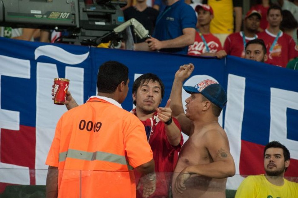 Torcedor chileno é preso depois de atirar um rojão na Arena Pantanal, em Cuiabá, durante o jogo entre Chile e Austrália | EFE / Rogerio Florentino