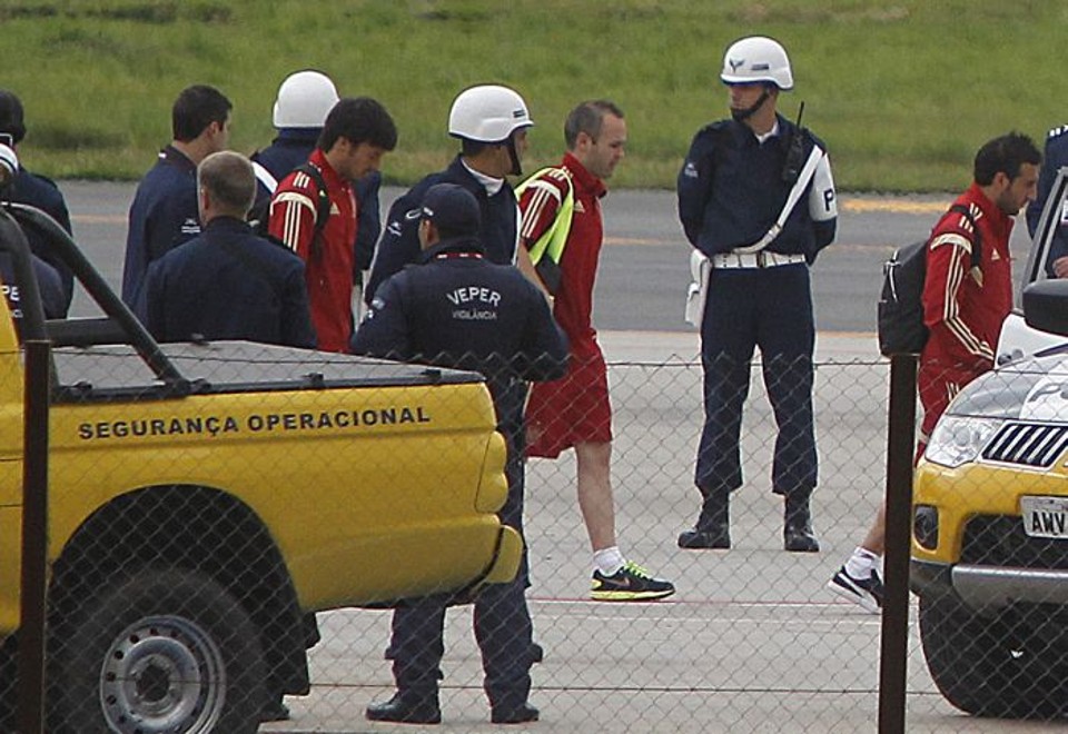 Iniesta no desembarque no Aeroporto Afonso Pena após a desclassificação da Espanha | Jonathan Campos / Gazeta do Povo