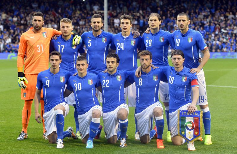 Seleção italiana no amistoso deste sábado, contra a Irlanda. Giuseppe Rossi (embaixo, ao centro) e Montolivo (o capitão) foram cortados. | Reuters/Toby Melville