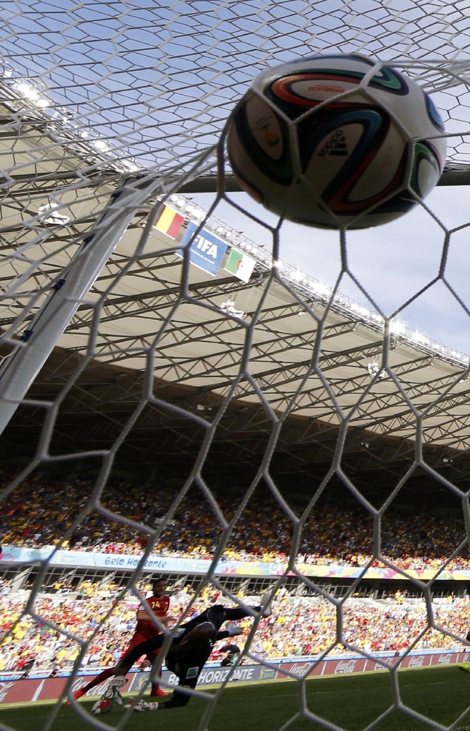 Mertens, aos 35 do 2º tempo, acerta um belo chute e sela a virada belga | Sergio Perez/Reuters