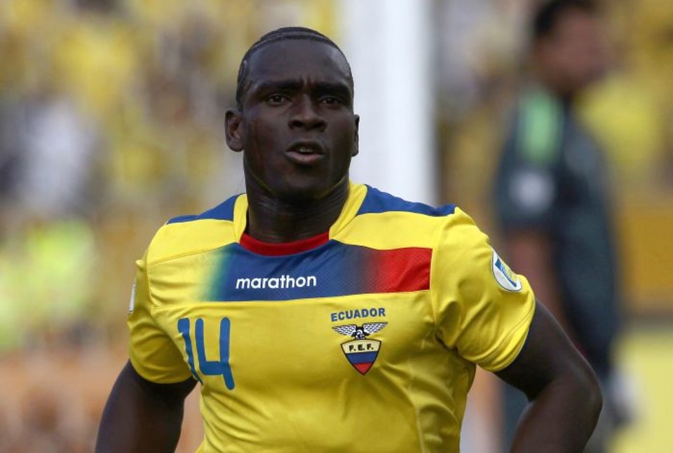 Equador corta volante machucado e convoca jogador do Chivas USA Segundo Castillo se contundiu após um choque com Luis Montes, do México, em amistoso do Equador | REUTERS