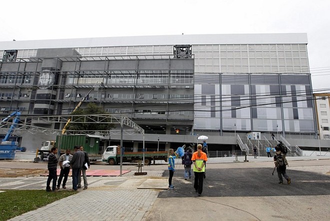 No lado externo do estádio, equipes montam as tendas da área de hospitalidade e de parceiros da Fifa, na Praça Afonso Botelho |