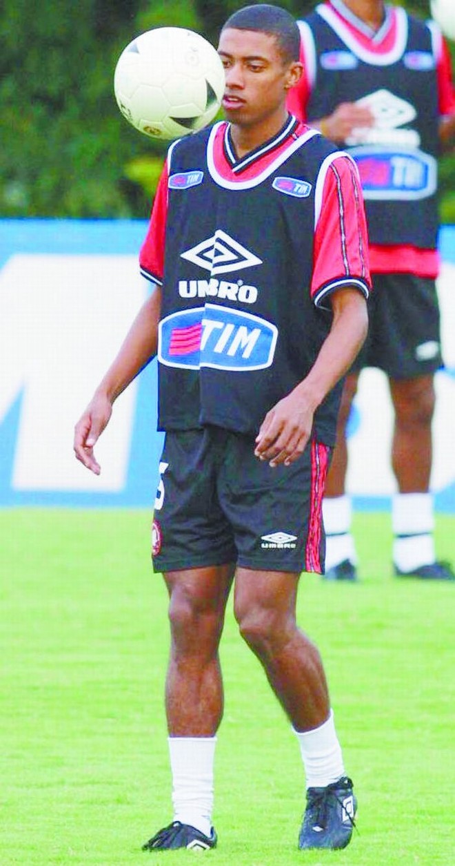 Kléberson surgiu no Atlético, dono do CT do Caju. Em 2001, o título brasileiro com o Furacão abriu o caminho para jogar a Copa de 2002, sendo penta. Em outro momento da carreira, também foi chamado para 2010 |