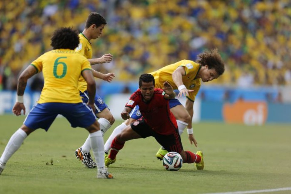 David Luiz comete falta na partida contra o México | Albari Rosa / Gazeta do Povo