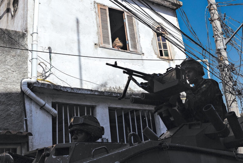 Antes consideradas uma conquista, as Unidades de Polícia Pacificadoras estão sendo cada vez mais atacadas nas supostamente subjugadas favelas. Reconhecendo as preocupações de segurança, as autoridades solicitaram tropas federais para patrulharem as ruas da cidade | Ana Carolina Fernandes/The New York Times