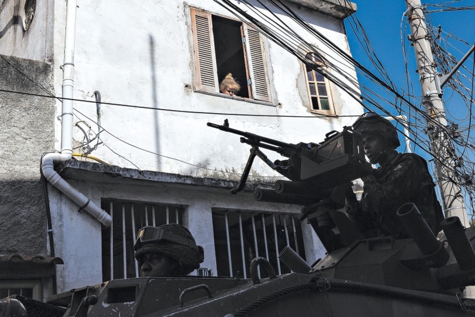 Onda de crimes perto da Copa irrita o Rio Antes consideradas uma conquista, as Unidades de Polícia Pacificadoras estão sendo cada vez mais atacadas nas supostamente subjugadas favelas. Reconhecendo as preocupações de segurança, as autoridades solicitaram tropas federais para patrulharem as ruas da cidade | Ana Carolina Fernandes/The New York Times