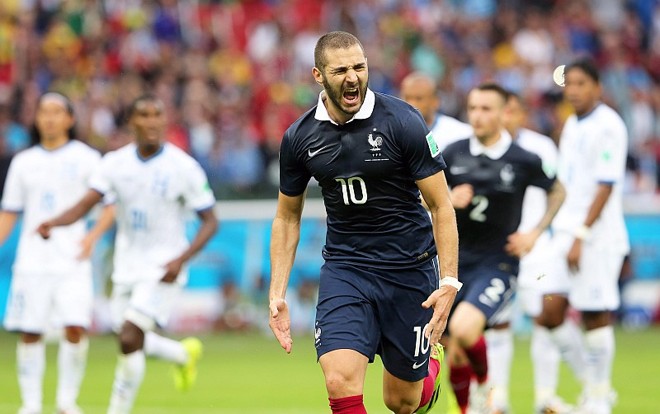 Benzema comemora o primeiro gol do jogo marcado de pênalti | 