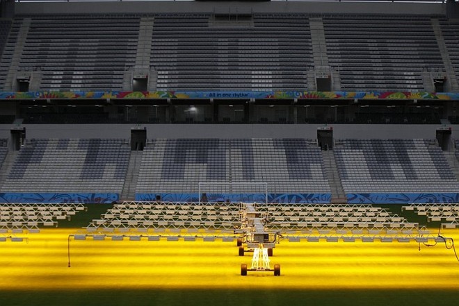 Enquanto o gramado recebe insolação artificial, as arquibancadas e o interior do estádio seguem recebendo os equipamento da Fifa |