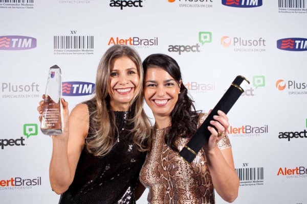 Milena Seabra (à esq.), diretora de Comunicação e Relacionamento do GRPCOM, e a gerente de Relacionamento, Danielle Flores Santana, receberam na noite da última terça-feira, em nome da RPC TV, o troféu do Prêmio Consumidor Moderno de Excelência em Serviços ao Cliente na categoria Mídia e Entretenimento. O evento ocorreu na casa de espetáculos HSBC Brasil, em São Paulo | Divulgação