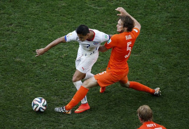 Daley Blind (dir.), da Holanda, em disputa acirrada contra o chileno Alexis Sanchez | 